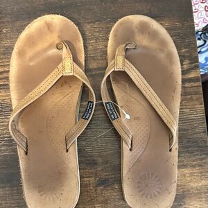 Ugg brown Leather Flip Flops size 8 new